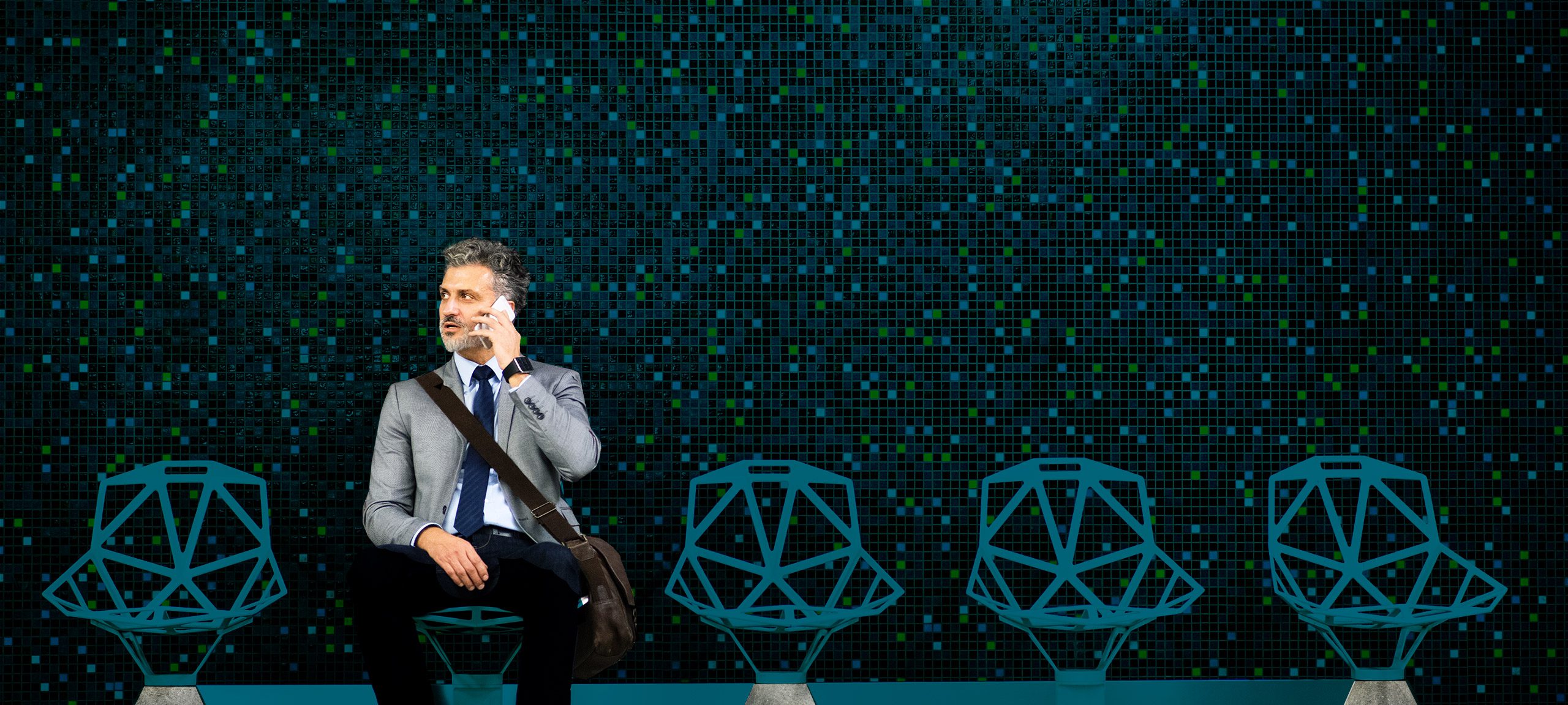 Man zit in stoel en belt