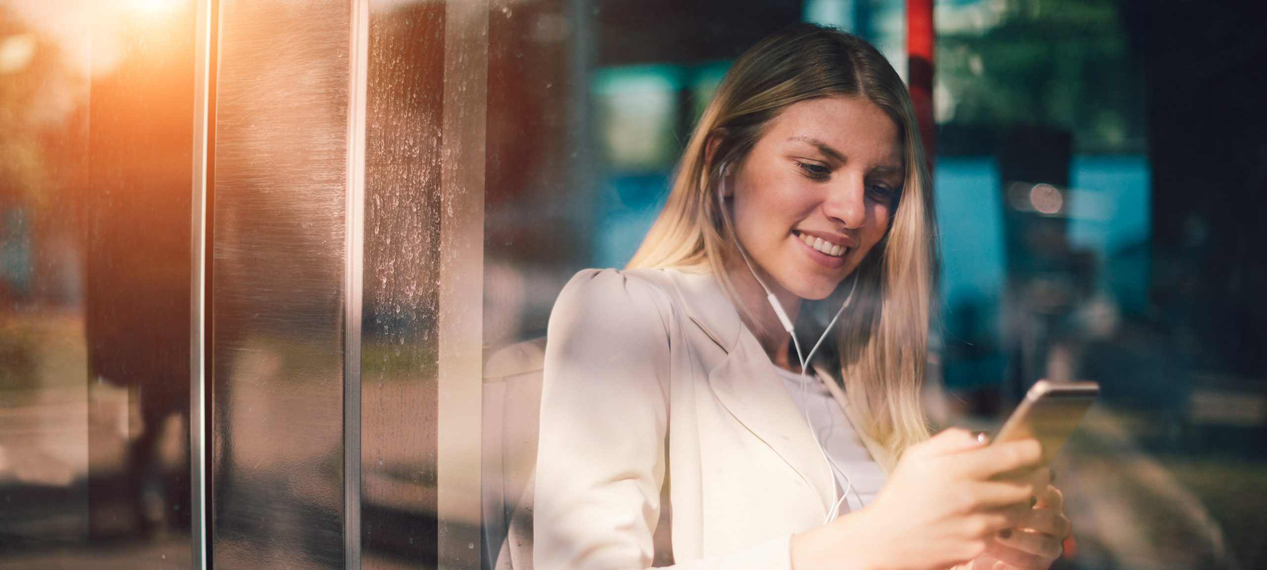 Een vrouw is in gesprek