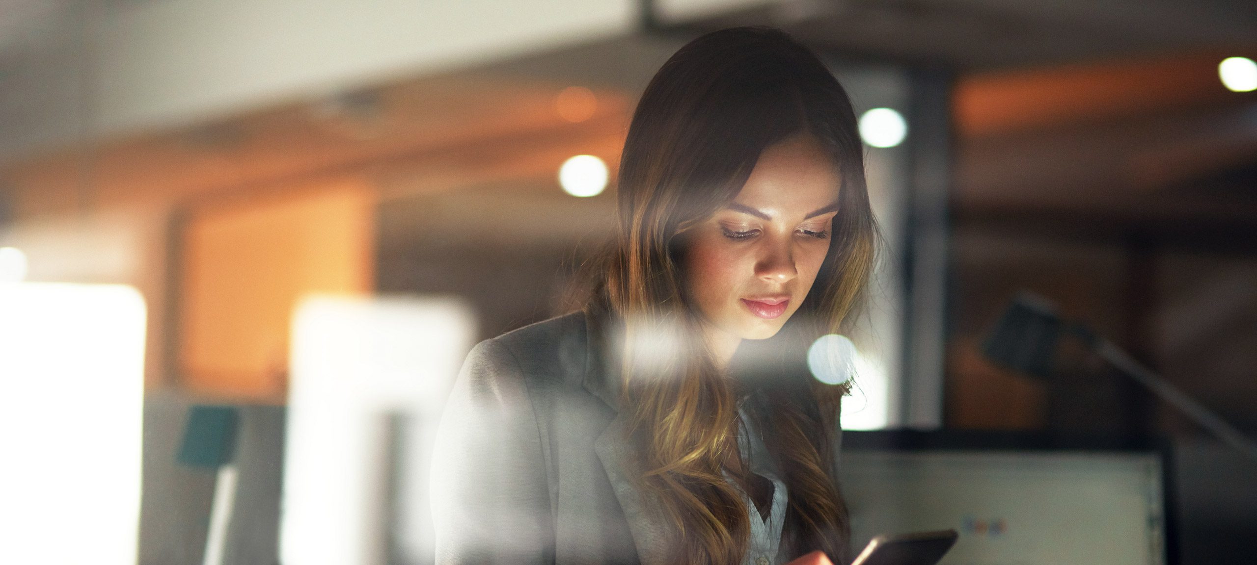 Vrouw kijkt op haar mobiele telefoon