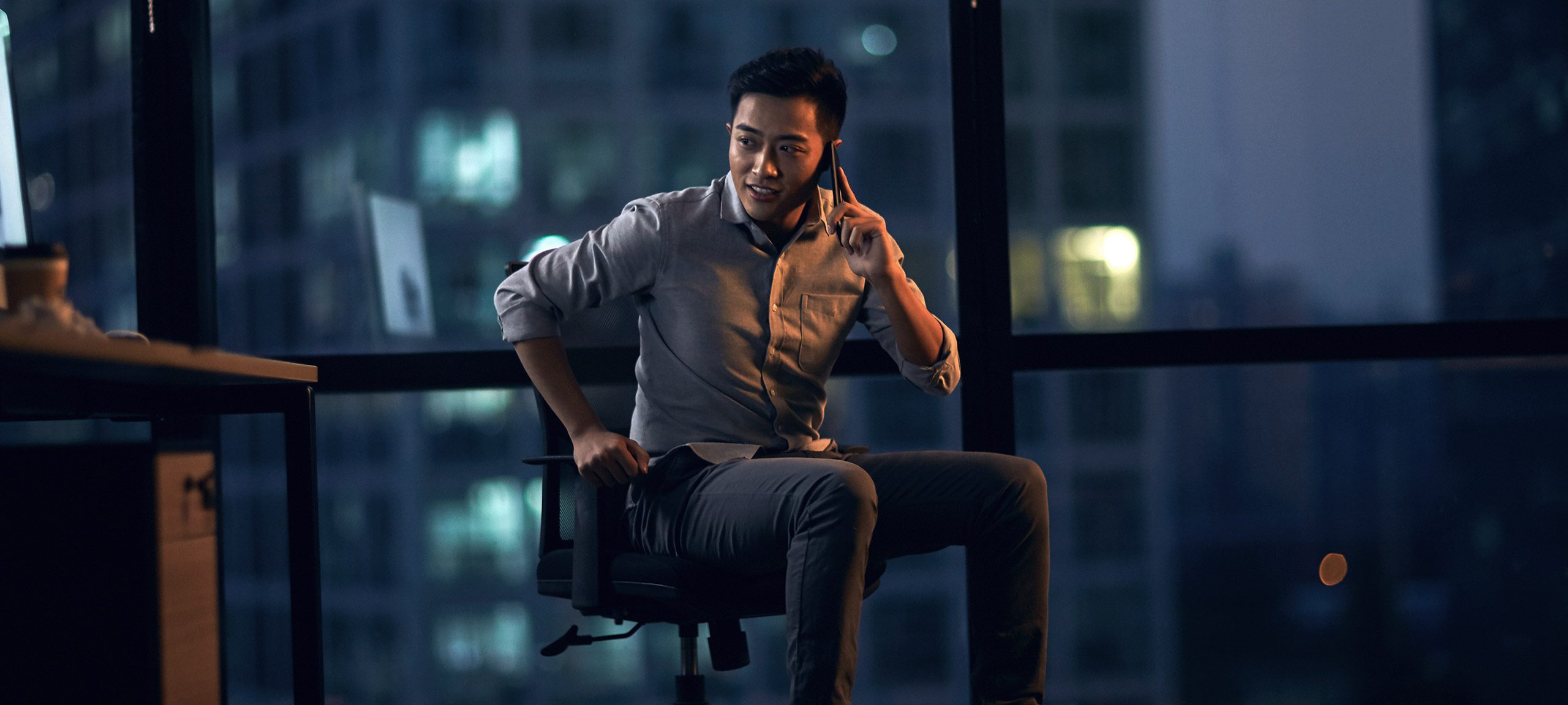 Man zit nog in de avond te werken