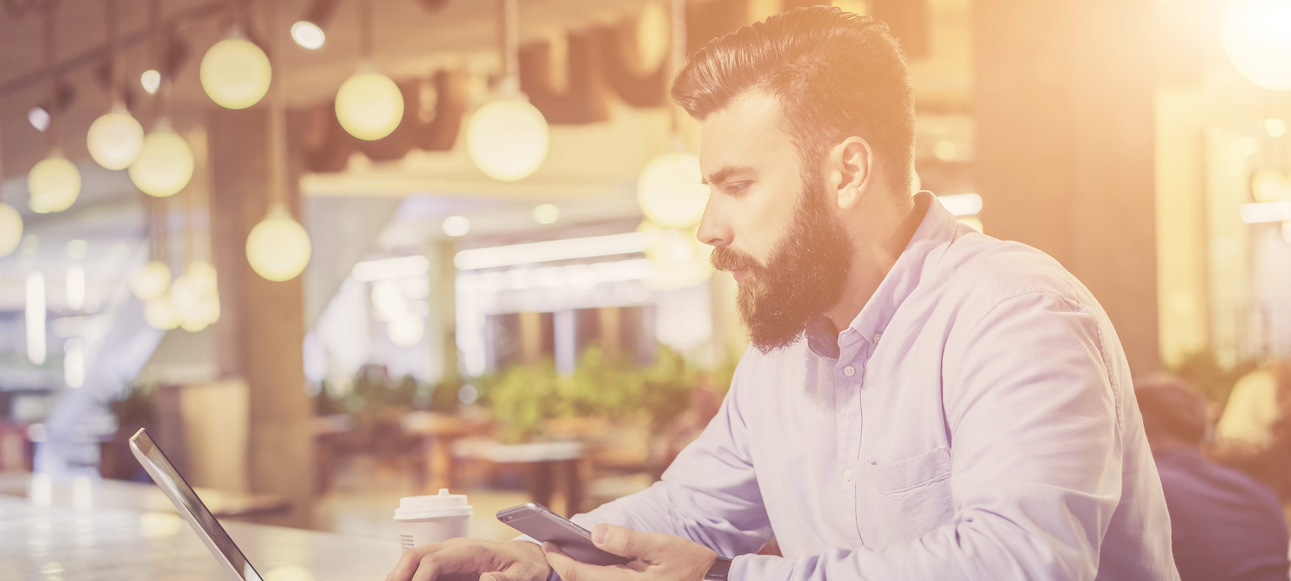 Man heeft zijn telefoon op speaker staan